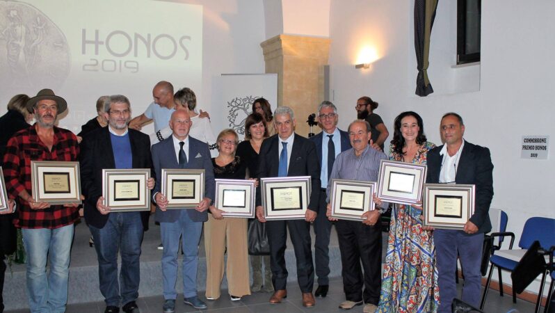 Noto, l’8 ottobre la consegna del Premio Honos: tutti i premiati