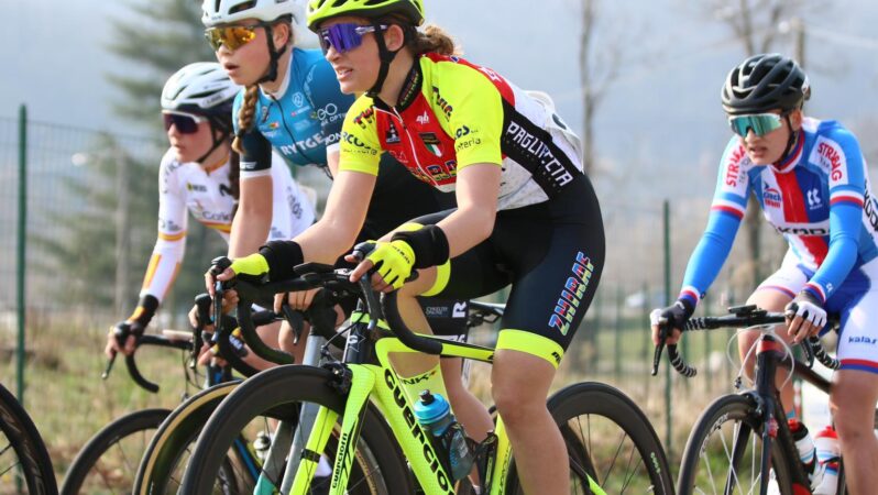 Ciclismo, ottimo esordio di Giulia Bonelli al Trofeo Binda Junior: è tra le prime 30 italiane