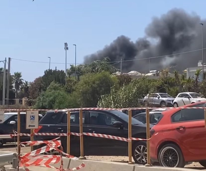 Noto, due incendi a San Lorenzo: fiamme dentro un lido e una villetta