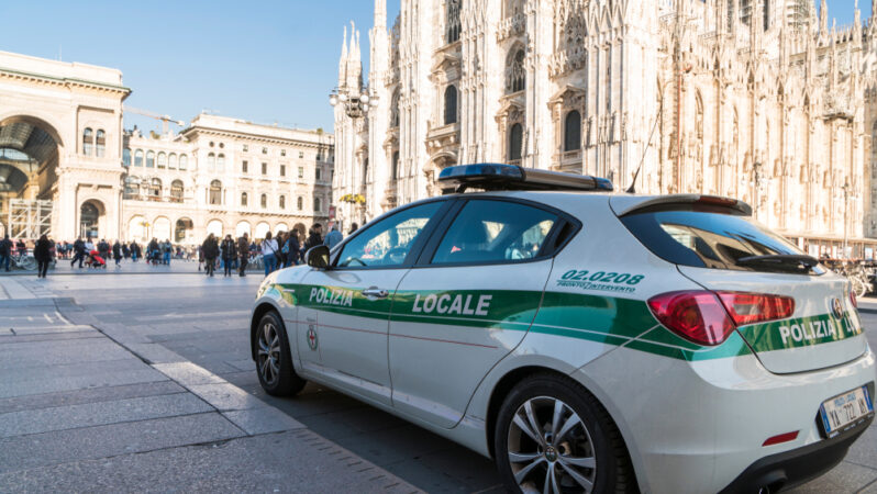 Si finge vigile e con una complice sottraggono 17mila euro a un’anziana: due netini arrestati a Milano