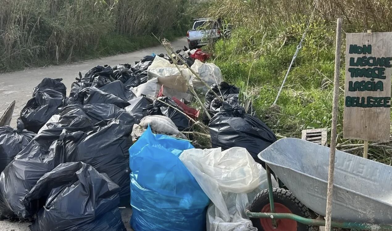 Noto, raccolta rifiuti sul guado dell’Asinaro: quasi 200 sacchi di spazzatura il bottino
